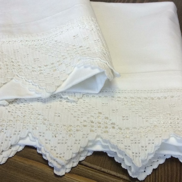 FINAL SALE PRICE Vintage White Lace Edged Pillow Case Set - Picture 2 of 2
